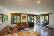 Ferienwohnung in Laax Dorf - Wohnzimmer mit Ausblick auf den Laaxersee